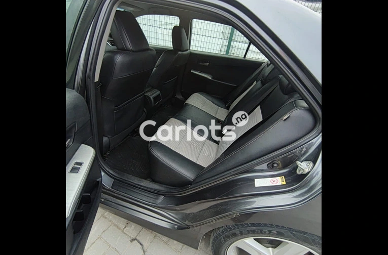 CLEAN REGISTERED 2012 TOYOTA CAMRY SE V4 - 4/7