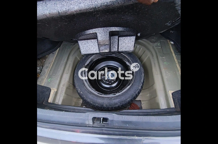 CLEAN REGISTERED 2012 TOYOTA CAMRY SE V4 - 5/7