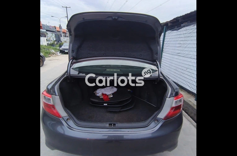 CLEAN REGISTERED 2012 TOYOTA CAMRY SE V4 - 6/7