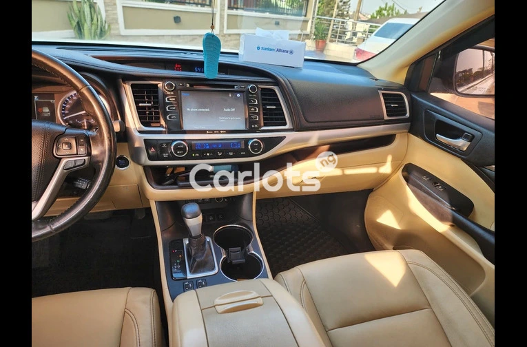 PREMIUM 2019 TOYOTA HIGHLANDER XLE AWD - 3/7