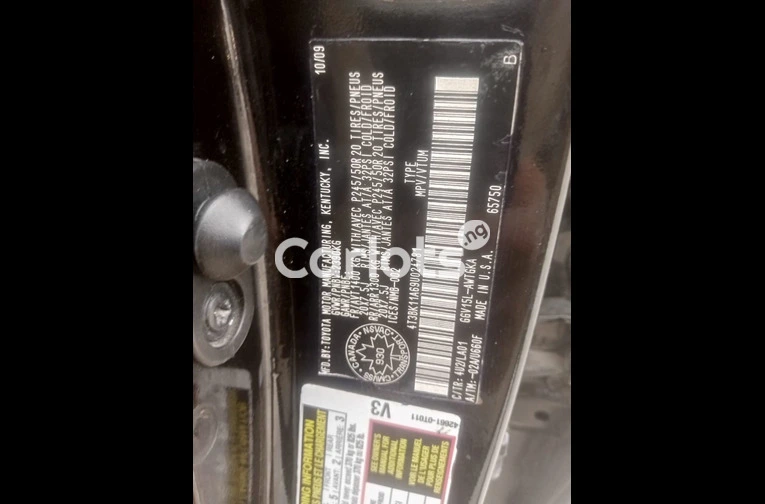 Very clean 2010 venza full option - 2/7