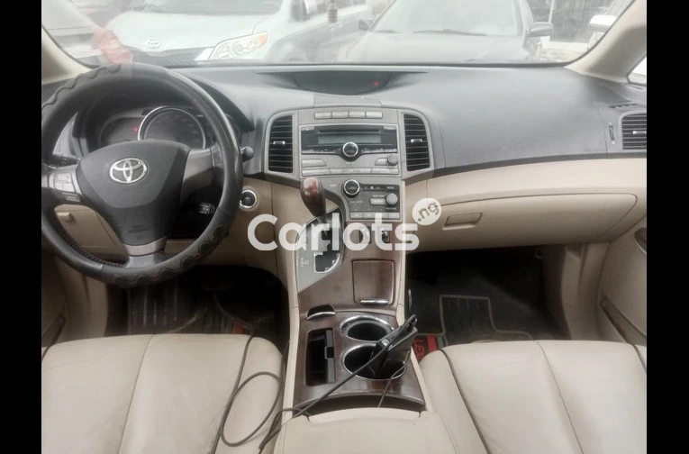 Very clean 2010 venza full option - 3/7