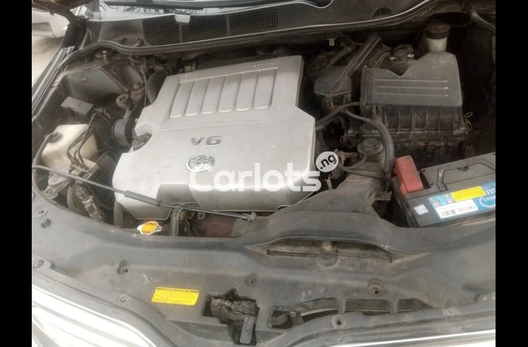 Very clean 2010 venza full option - 4/7