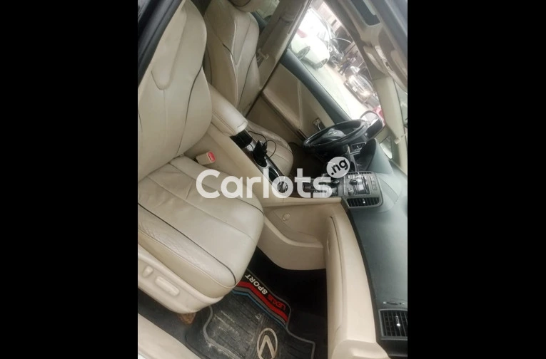 Very clean 2010 venza full option - 5/7