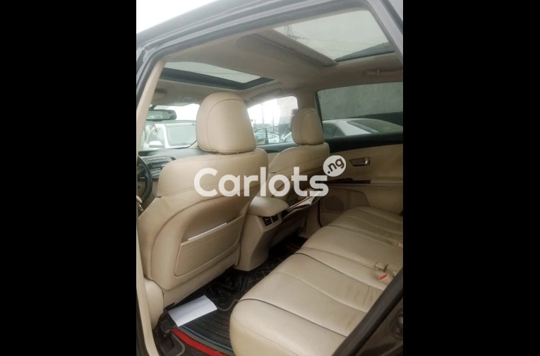 Very clean 2010 venza full option - 6/7