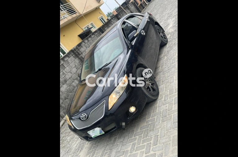 Clean 2010 Toyota Camry - 2/7