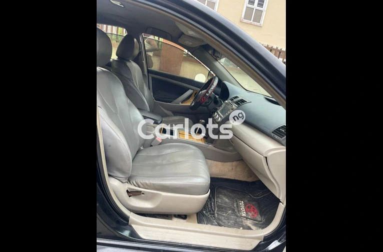 Clean 2010 Toyota Camry - 3/7