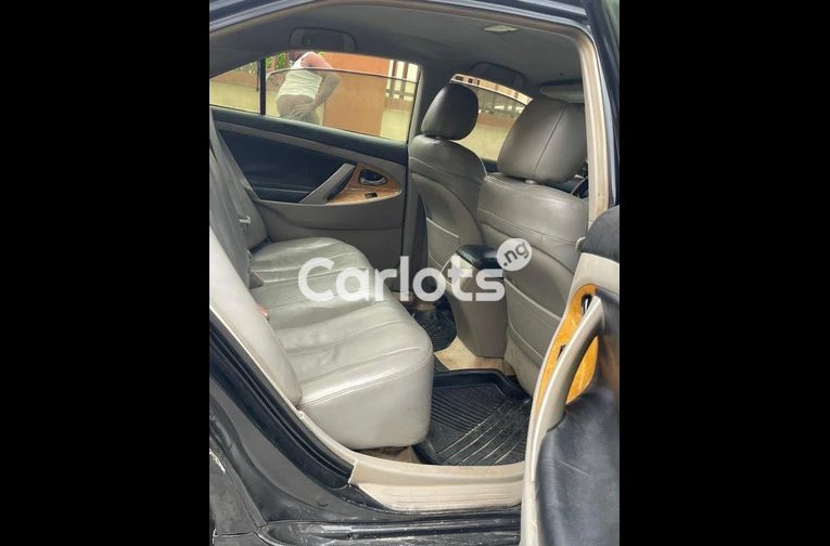 Clean 2010 Toyota Camry - 4/7