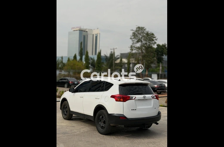 Foreign used 2013 Toyota RAV4 LE - 2/7