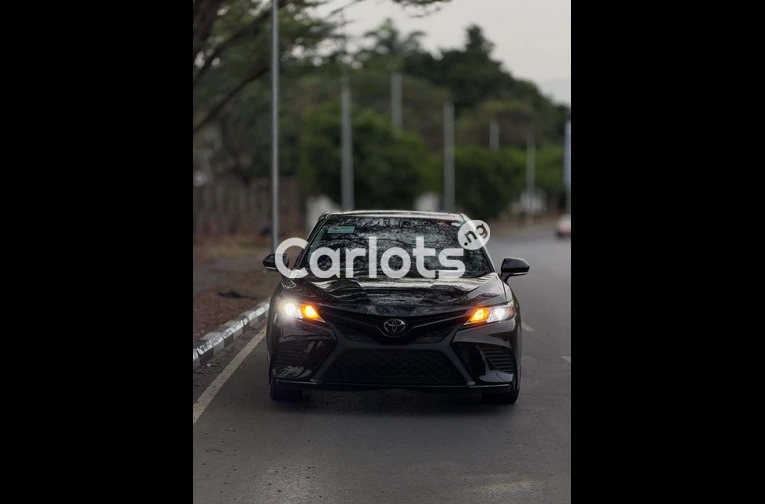 2018 Toyota Camry SE - 2/7