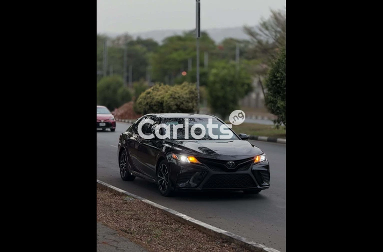 2018 Toyota Camry SE - 3/7