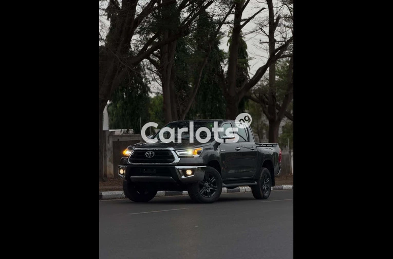 2026 TOYOTA HILUX SR5 4WD - 1/7