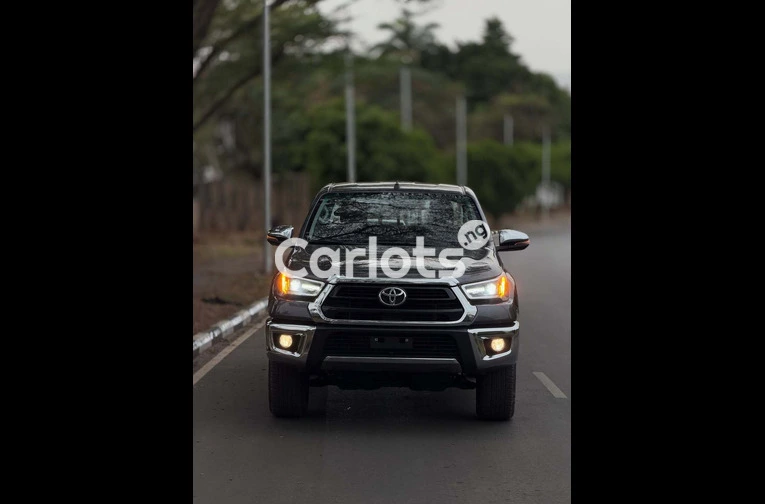 2026 TOYOTA HILUX SR5 4WD - 2/7