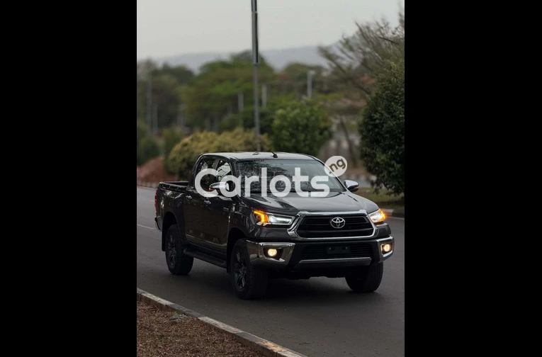 2026 TOYOTA HILUX SR5 4WD - 3/7
