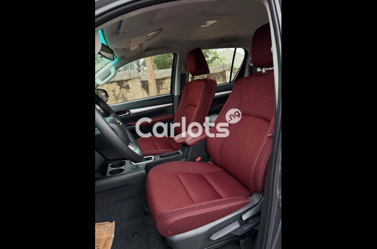 2026 TOYOTA HILUX SR5 4WD - 6/7