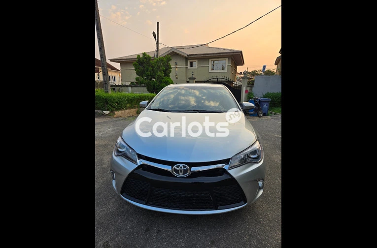 Silver Toyota Camry SE 2017 - 1/7