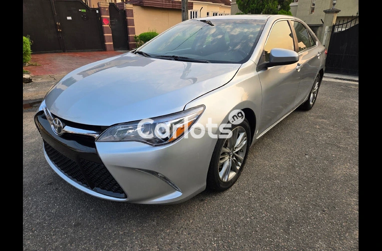 Silver Toyota Camry SE 2017 - 2/7