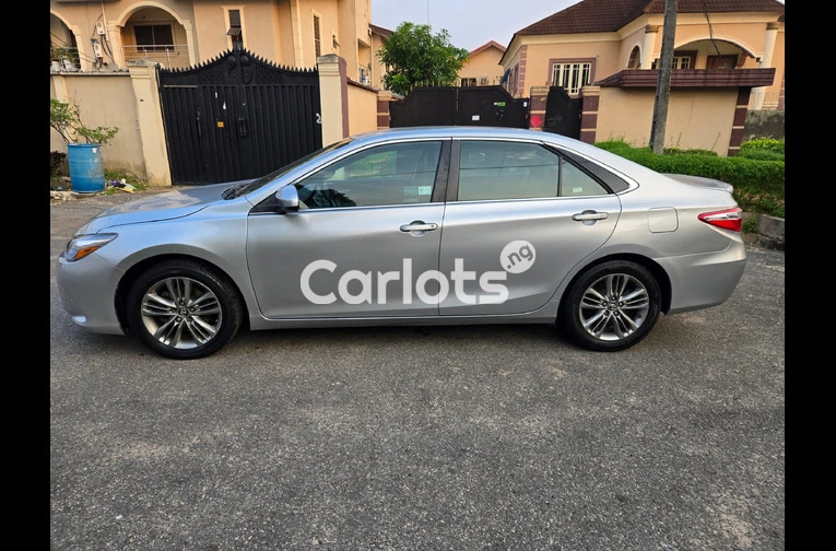 Silver Toyota Camry SE 2017 - 3/7