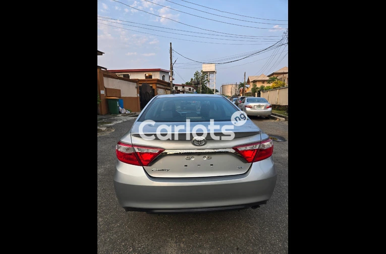Silver Toyota Camry SE 2017 - 4/7
