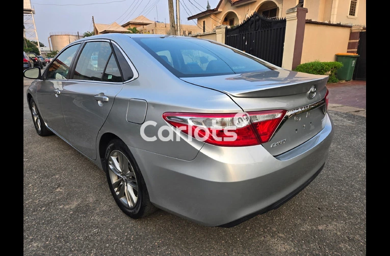 Silver Toyota Camry SE 2017 - 5/7