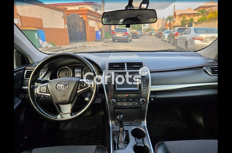 Silver Toyota Camry SE 2017 - 6/7