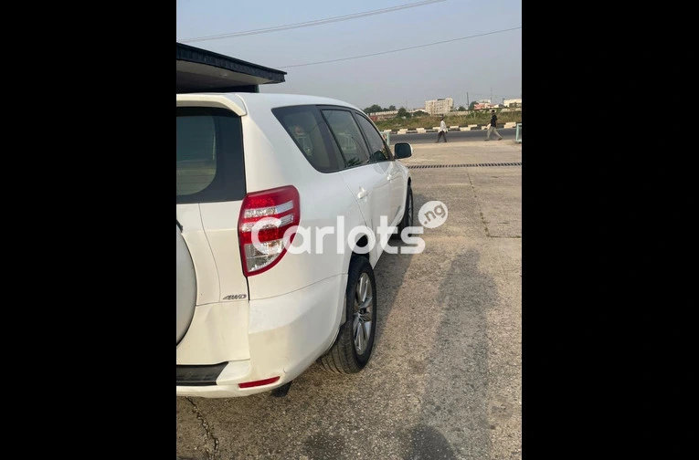 TOKUNBO 2011 TOYOTA RAV4 4WD V4 - 6/7