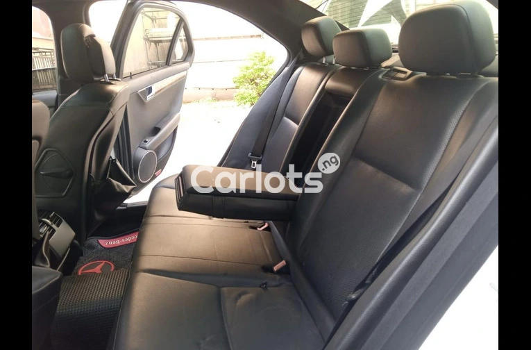 2009 MERCEDES BENZ C300 - 3/5