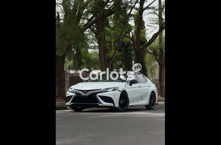 Toyota Camry 2021 TOKUNBO - 1/7