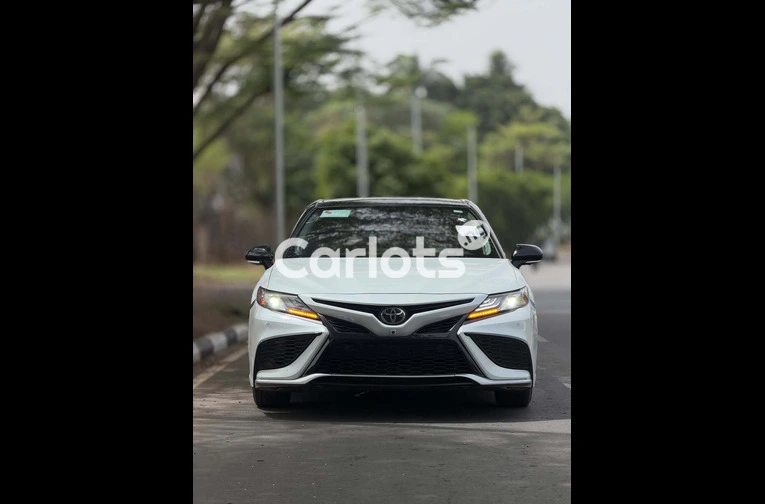 Toyota Camry 2021 TOKUNBO - 2/7