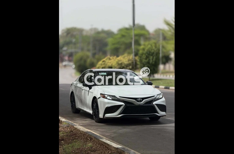 Toyota Camry 2021 TOKUNBO - 3/7