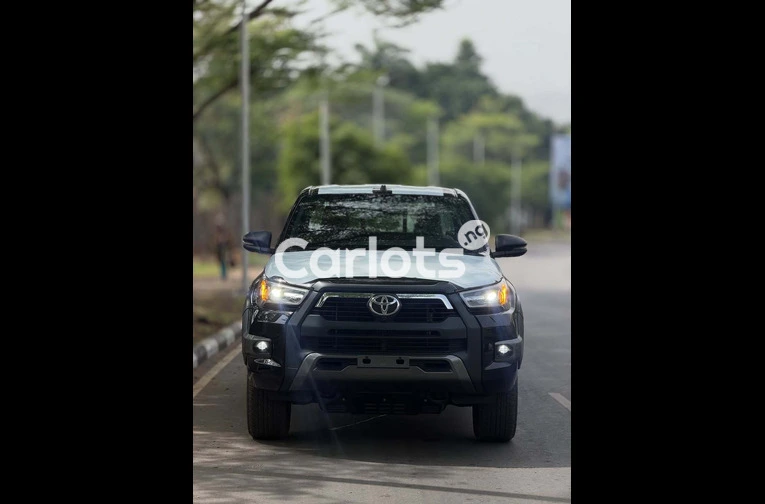 BRAND NEW 2025 TOYOTA HILUX ADVENTURE V6 – 0KM - 2/7