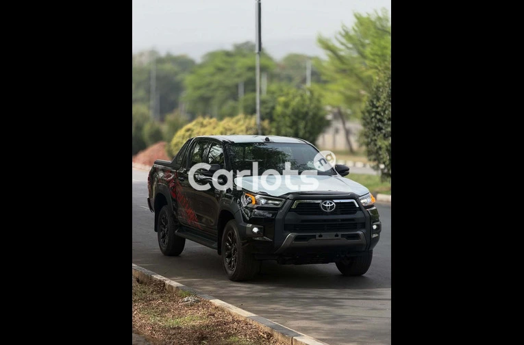 BRAND NEW 2025 TOYOTA HILUX ADVENTURE V6 – 0KM - 3/7