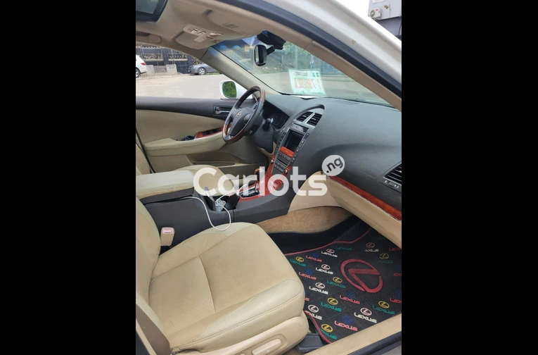 super clean 2010 Lexus ES350 tokunbo - 4/7