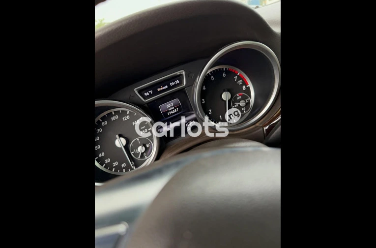 Clean 2014 Mercedes ML350 - 2/7