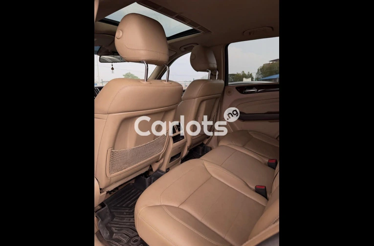 Clean 2014 Mercedes Benz ML350 - 5/7