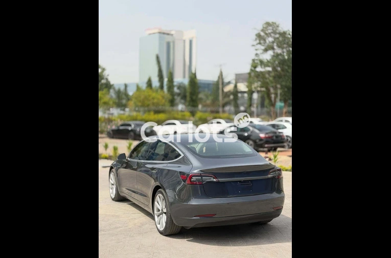 2019 Tesla Model 3 - 2/7