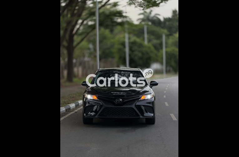 2019 TOYOTA CAMRY SE - 2/7