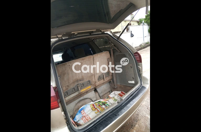 Nigerian Used 2005 Toyota sienna - 2/6