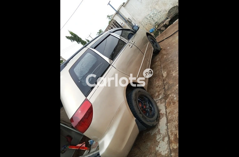 Nigerian Used 2005 Toyota sienna - 3/6