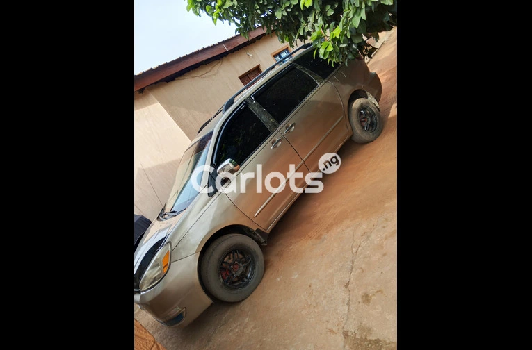 Nigerian Used 2005 Toyota sienna - 5/6
