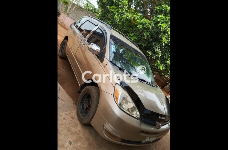 Nigerian Used 2005 Toyota sienna - 6/6