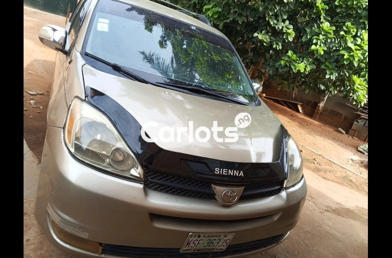 Nigerian Used 2005 Toyota sienna - 1/6
