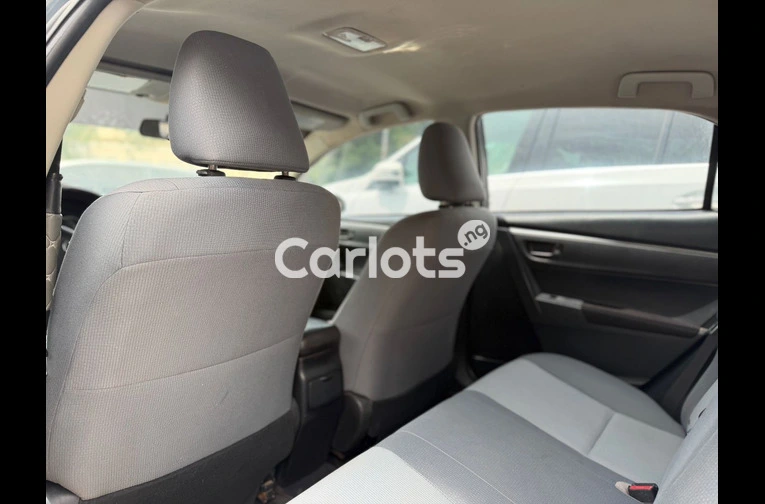 Clean Nigerian used Toyota Corolla 2014 model - 3/6