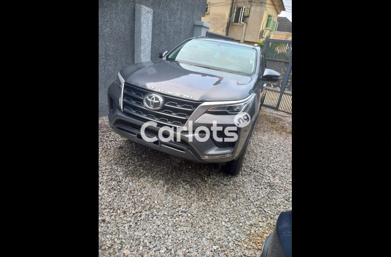 6MONTHS USED 2023 TOYOTA FORTUNER SR5