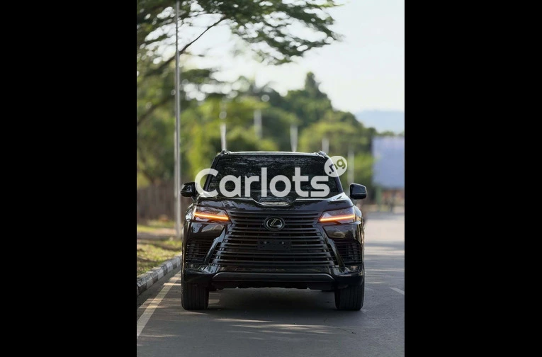 2025 LEXUS LX600 - 2/7