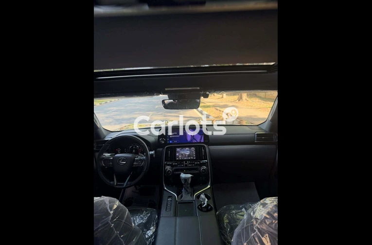 2025 LEXUS LX600 - 5/7