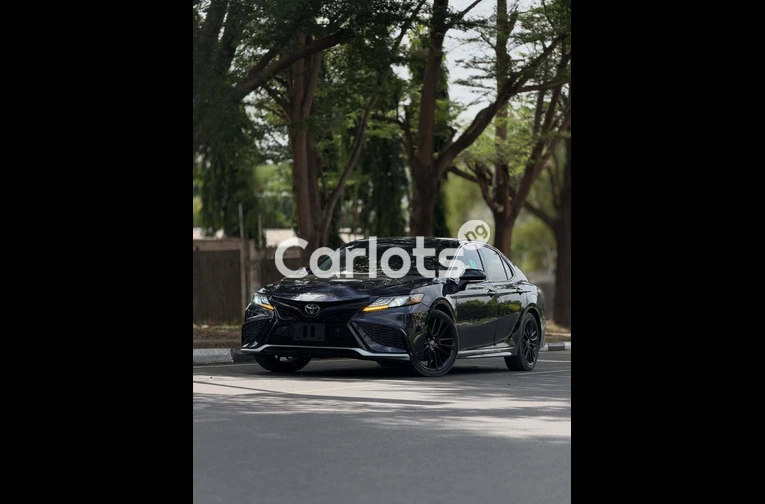 Clean 2021 Toyota Camry AWD - 1/7