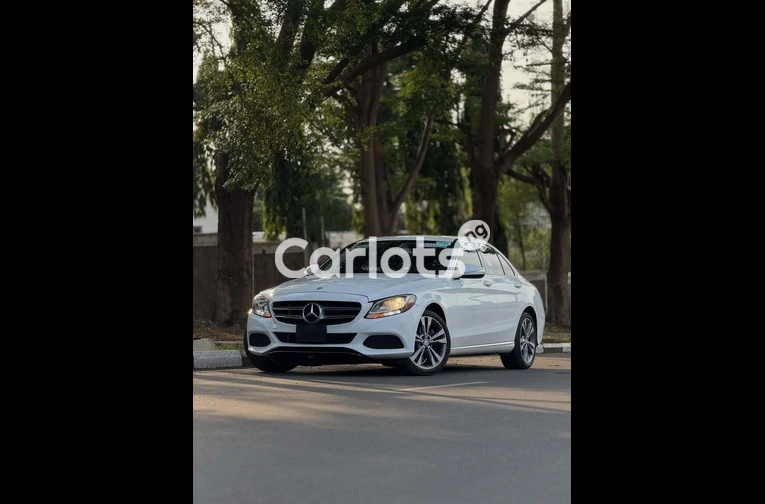2015 MERCEDES-BENZ C300