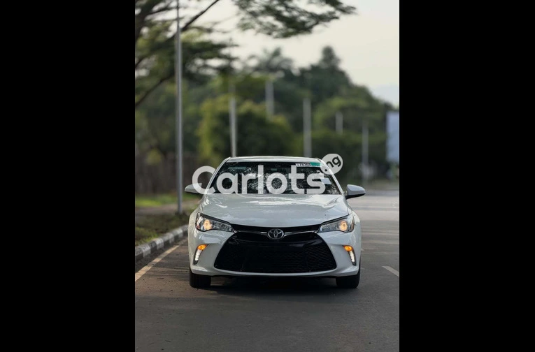 2017 TOYOTA CAMRY XSE - 2/7