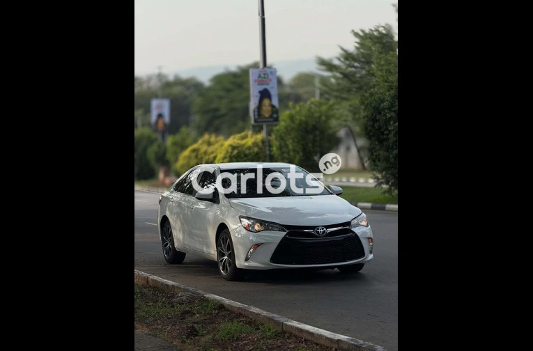 2017 TOYOTA CAMRY XSE - 3/7